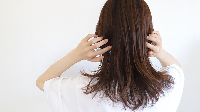 髪のうねりがひどくなる原因は？3つのアプローチ方法とおすすめアイテムを紹介